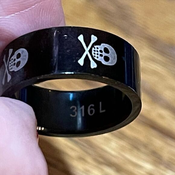 Black Tungsten Carbide Skull & Bones Ring Sz 8 - Picture 5 of 5